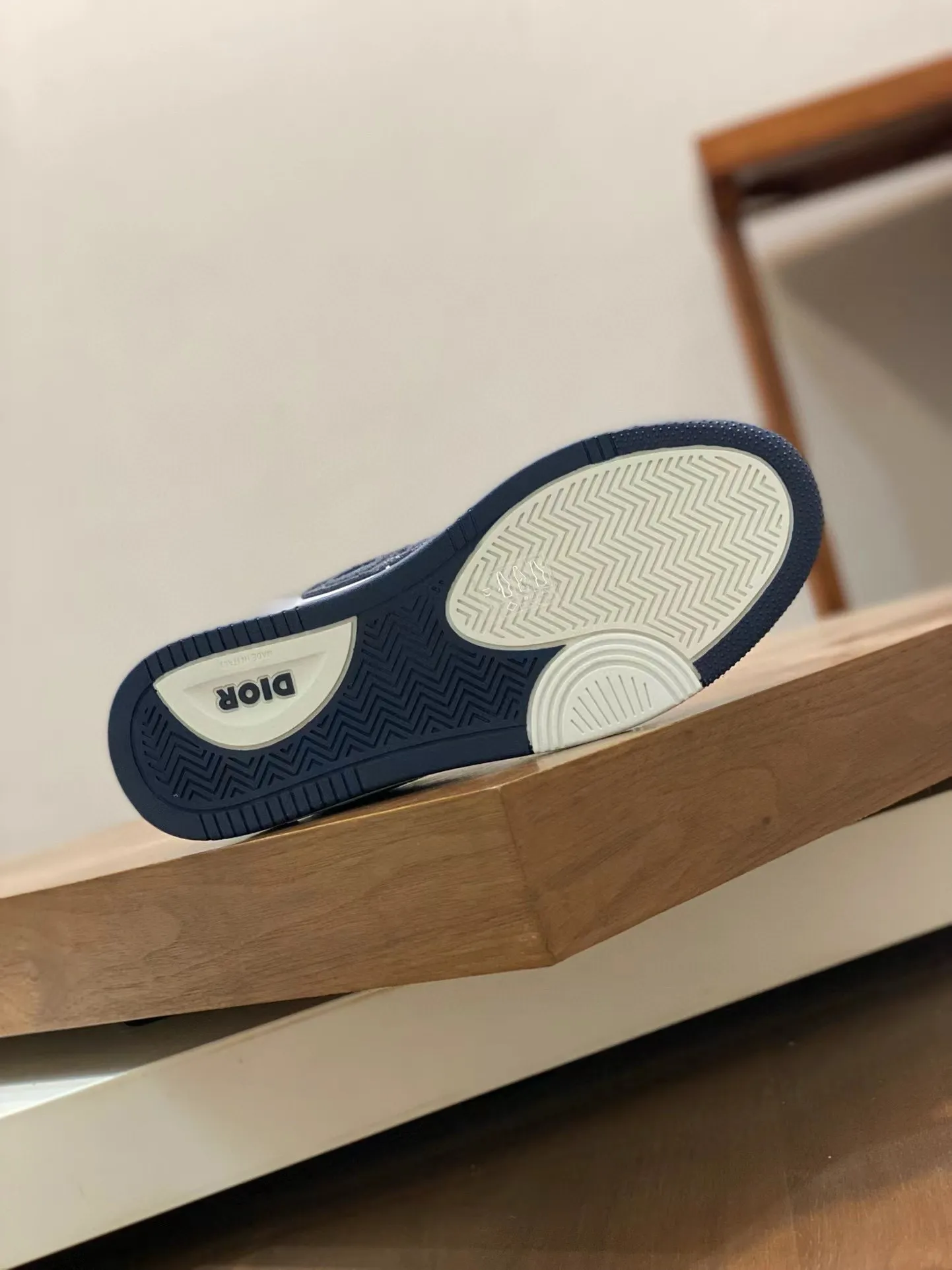 Ex-factory price: 440💰DIOB57 mid-top sneakers are shipped. This B57 mid-top sneaker is a new product in the 2024 spring men's wear series. It reinterprets the basketball shoe design and has become a classic item of Dior. Mid-top lace-up style crafted from color-blocked cow leather with contrasting suede and a CD logo displayed on the side. The tongue is decorated with the Dior B57 logo, and various distinctive details enhance the style. The CD logo eyelet details, upper stitching and rubber panels highlight the dynamic charm of its sports style. With two-color rubber sole, mesh fabric lining and cotton lining for foot padding, the upper foot is comfortable and breathable. Can be paired with a variety of clothing to create a sophisticated look. Code 38-44, (45 can be customized)